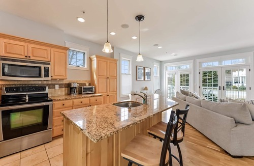 Saugatuck Villa | Mermaid townhouse shared pool walk to Saugatuck!