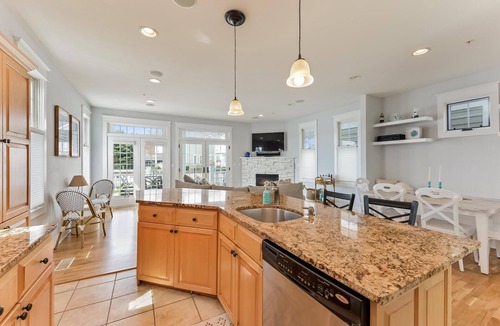 Saugatuck Villa | Mermaid townhouse shared pool walk to Saugatuck!
