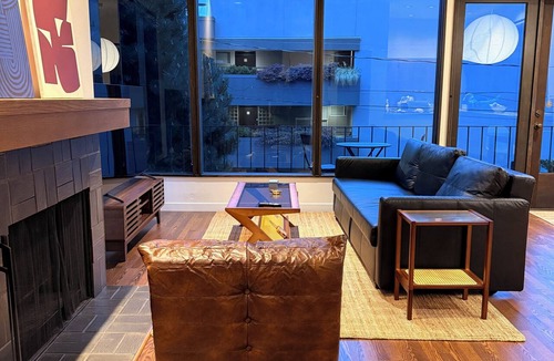 East Queen Anne Apartment | Mid Century Modern 2-bedroom apartment in the heart of Seattle