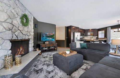 Welches Condo | Mid-Century Escape | Mt Hood Resort | Views + Pets