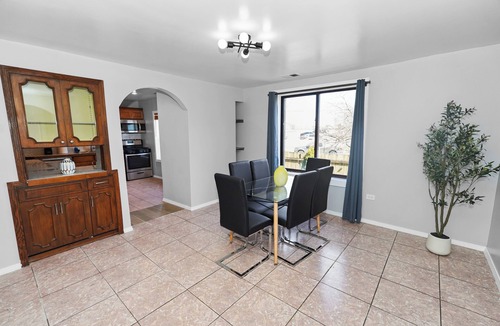 Pulaski Park Hotel | Modern 3BR Chicago Home - 10 Min to Wicker Park