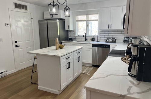 Springfield House | Modern 3BR Near Six Flags, Big E, major Hospitals & Museums