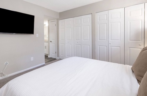 Marietta Apartment | Modern Apartment in Prime Location (ID9984X98)