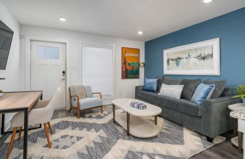 Forest Park Apartment | Modern Apt w Skyline Views and Parking