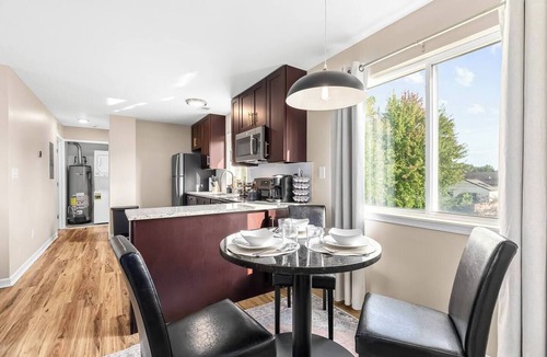 Roseville Apartment | Modern & Cozy 1BR Upper Flat | King Bed + Laundry