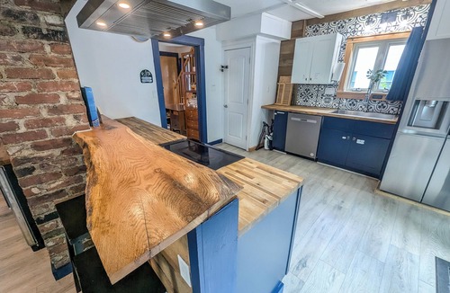 Keene House | Modern Downtown Escape HotTub Fire Pit Games 12ppl