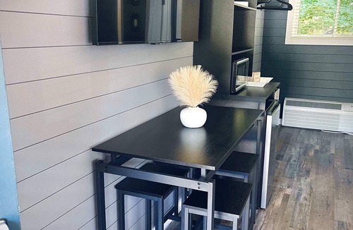 Roscommon Apartment | Modern Room 9-Newly Renovated