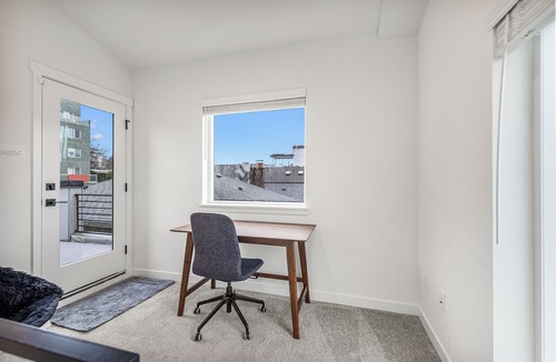 University District House | Modern Seattle Home w/Rooftop Views | Near UW