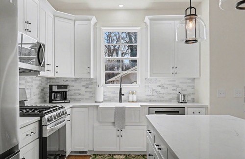 Clayton House | Modern & Stylish 2/2.5 Home Mainstreet Clayton!