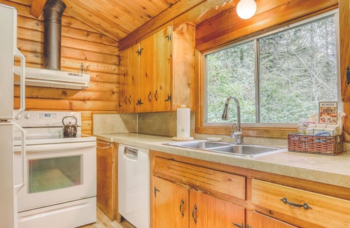Rhododendron Cabin | Moondance Cabin - Secluded Creekside Log Cabin, Fireplace, Hot Tub