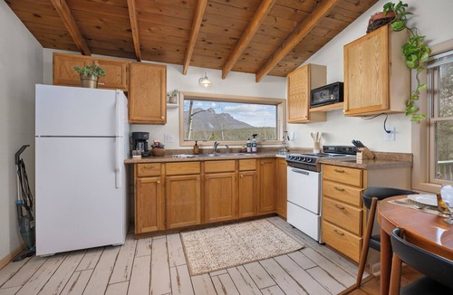 Black Hawk Cabin | Morning Star Cabin with King Bed +Treehouse + Games
