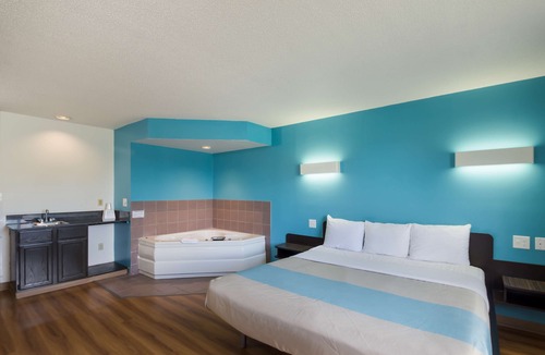 Rothschild Hotel | Motel 6 Rothschild, WI