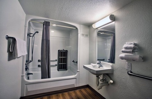 Tallahassee Hotel | Motel 6 Tallahassee, FL - Downtown
