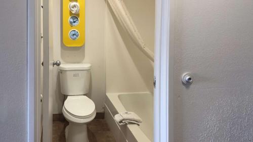 Waterloo Hotel | Motel 6-Waterloo, IA