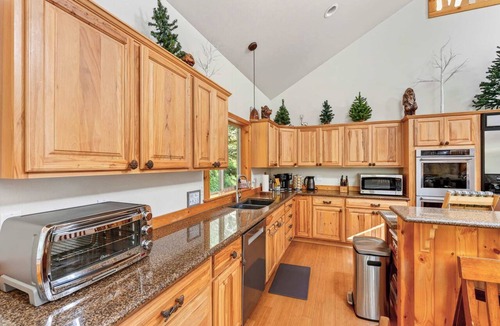 Zigzag Cabin | Mount Hood Cabin Retreat - 4BR Sleeps 12