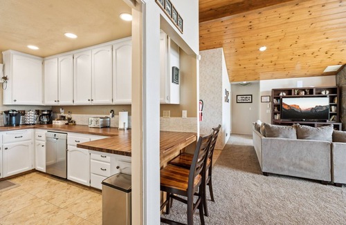 Mariposa Cabin | Mountain Retreat on 5 acres with nature views, deck, hot tub, EV charging