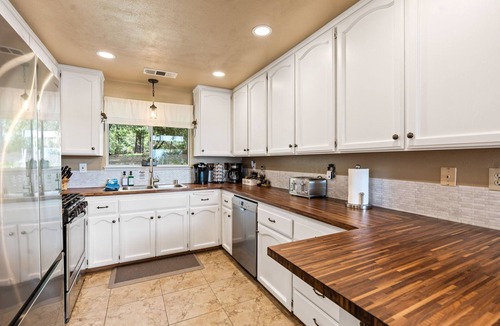 Mariposa Cabin | Mountain Retreat on 5 acres with nature views, deck, hot tub, EV charging