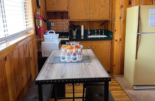 Red River Apartment | Mountain View Lodge Kitchenette Suite - Room 12