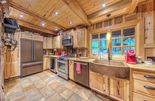 Rhododendron Cabin | Mt Hood lodge in Forest Setting with Firepit & NEW Private Hot Tub