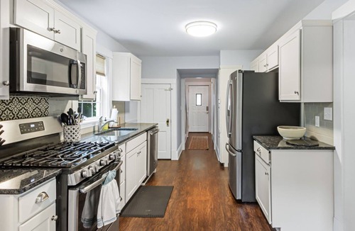Willoughby House | *MUST SEE* Spacious WIlloughby Gem