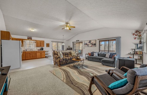 Great Cacapon Cabin | Namba Cabin - River Access | Pet Friendly | Grill | Wifi |Screen Porch