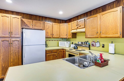 Branch Cabin | Near Manistee National Forest! Retro Cabin Retreat