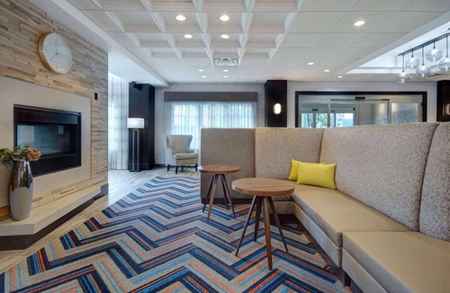 Northwest Yonkers Hotel | Near Ridge Hill shopping. Breakfast. Pool. Bar.