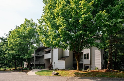 Acme Condo | Near wineries, golf and horse show! Grand Traverse Bay beach 300' from condo!n