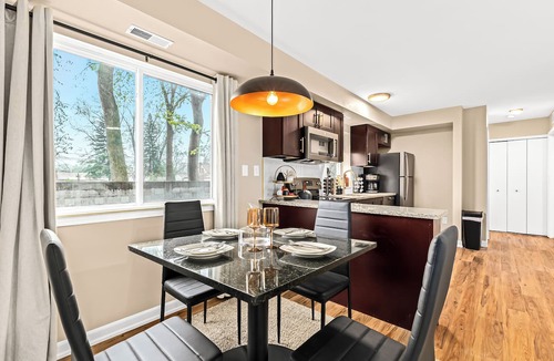 Roseville Apartment | New! Bright & Cozy 1BR Flat with Double Recliners