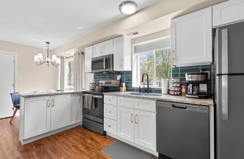 Roseville Apartment | New! Comfortable 1BR Flat Near Downtown Roseville