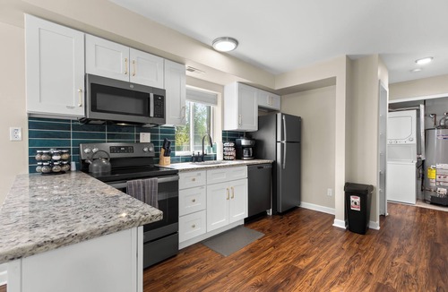 Roseville Apartment | New! Comfortable 1BR Flat Near Downtown Roseville