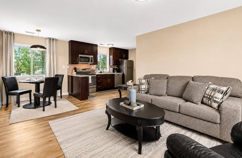 Roseville Apartment | New!Contemporary UpperFlat Near Downtown Roseville