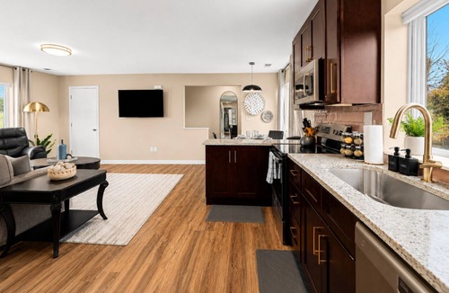 Roseville Apartment | New!Contemporary UpperFlat Near Downtown Roseville