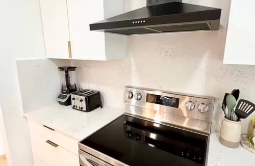 Rindge House | NEW cozy getaway near Mt Monadnock with hot tub