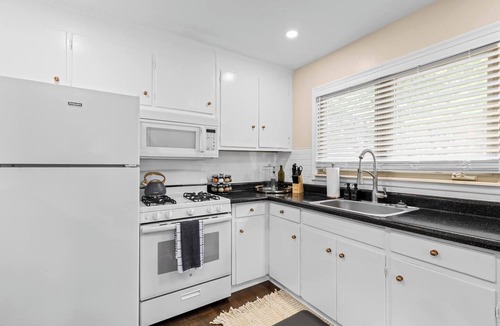 Roseville House | New! Cozy Mid Century Modern Oasis 3bd Home