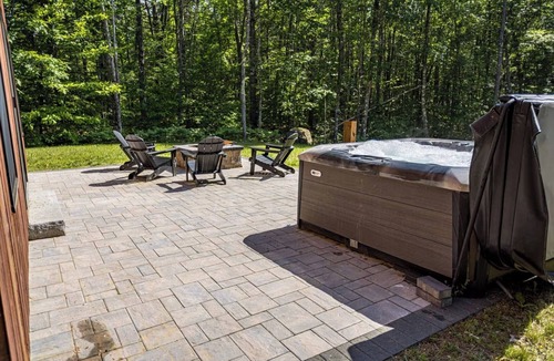 Center Conway House | North Conway Winter & Summer Retreat with Hot Tub & Fire Pit
