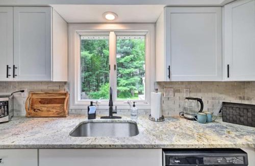 Stroudsburg House | Oasis Hot Tub Pool Game Room