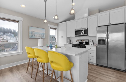 Nelscott House | Ocean View Hot Tub Three Floors Sleeps 10 Olivia Beach Family Getaway