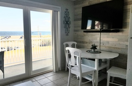 Hampton Condo | Oceanfront 1-bedroom condo on North Beach with a pool!