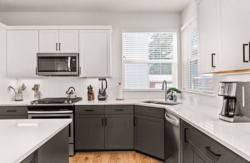 Southern Crossing House | Old Mill Spa Retreat Hot Tub & Sauna Walkable