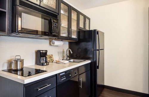 South Hills Hotel | One Bedroom Queen Suite | Full Kitchen, 3.9 mi to Scally’s Golf