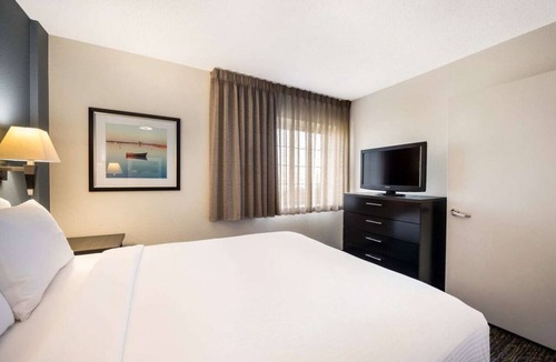 South Hills Hotel | One Bedroom Queen Suite | Full Kitchen, 3.9 mi to Scally’s Golf