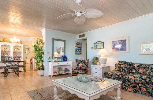 Ilexhurst Condo | Palm Cay 4 1/1 Condo Pool. Comfortable and cozy retreat in Holmes Beach.