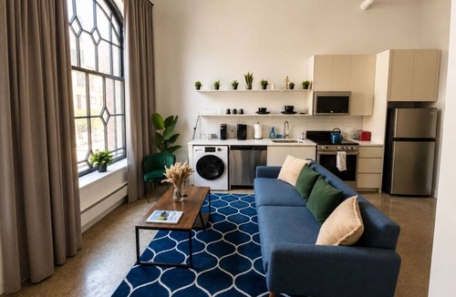 Uptown Apartment | Peaceful Cozy Beach View| 13 mins DT | 4 mins Lake