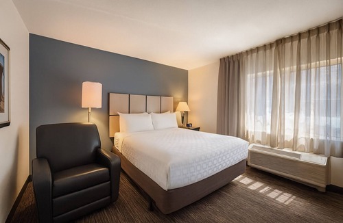 Libertyville Hotel | Perfect for Groups! 4 Cozy Hotel Suites with Kitchens! Pet-Friendly