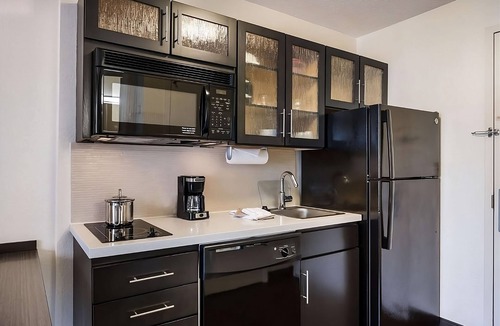 Libertyville Hotel | Perfect for Groups! 4 Cozy Hotel Suites with Kitchens! Pet-Friendly