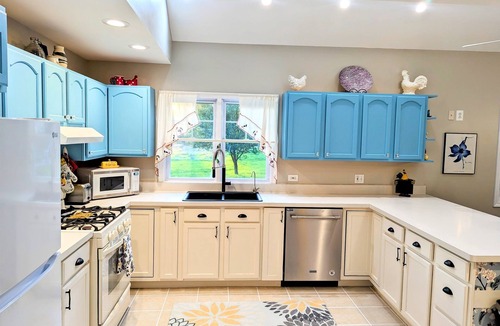 Hoffman Estates House | Pet/Family Friendly Farmhouse: Sleeps 10, Firepit, 1 Hour from Chicago