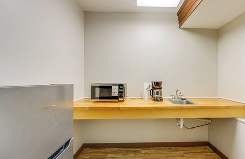 Clarkston Apartment | Pet-Friendly Studio Near Pine Knob: Bring Skis!