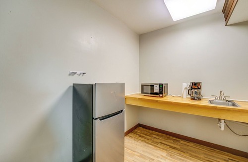 Clarkston Apartment | Pet-Friendly Studio Near Pine Knob: Bring Skis!