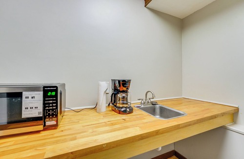 Clarkston Apartment | Pet-Friendly Studio Near Pine Knob: Bring Skis!